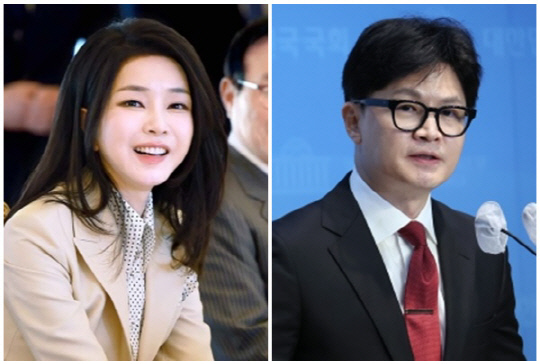윤석열 대통령 부인 김건희 여사(왼쪽)와 한동훈 국민의힘 당대표 후보. <대통령실 제공, 연합뉴스>